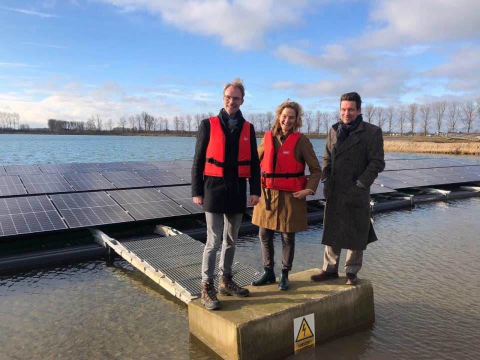 Die CDU-Landtagsabgeordneten Dr. Christian Untrieser und Patricia Peill gemeinsam mit Christian Kirschning von SolarAnts vor einer schwimmenden PV-Anlage