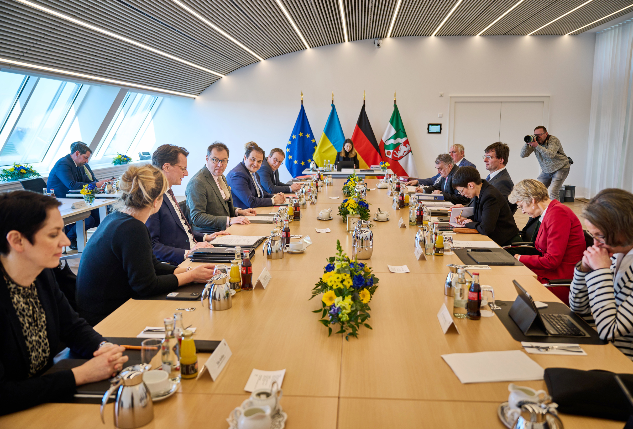 Die NRW Landesregierung mit dem Botschafter der Ukraine, Oleksii Makeiev (4.v.l.) @Land NRW/Bernd Thissen