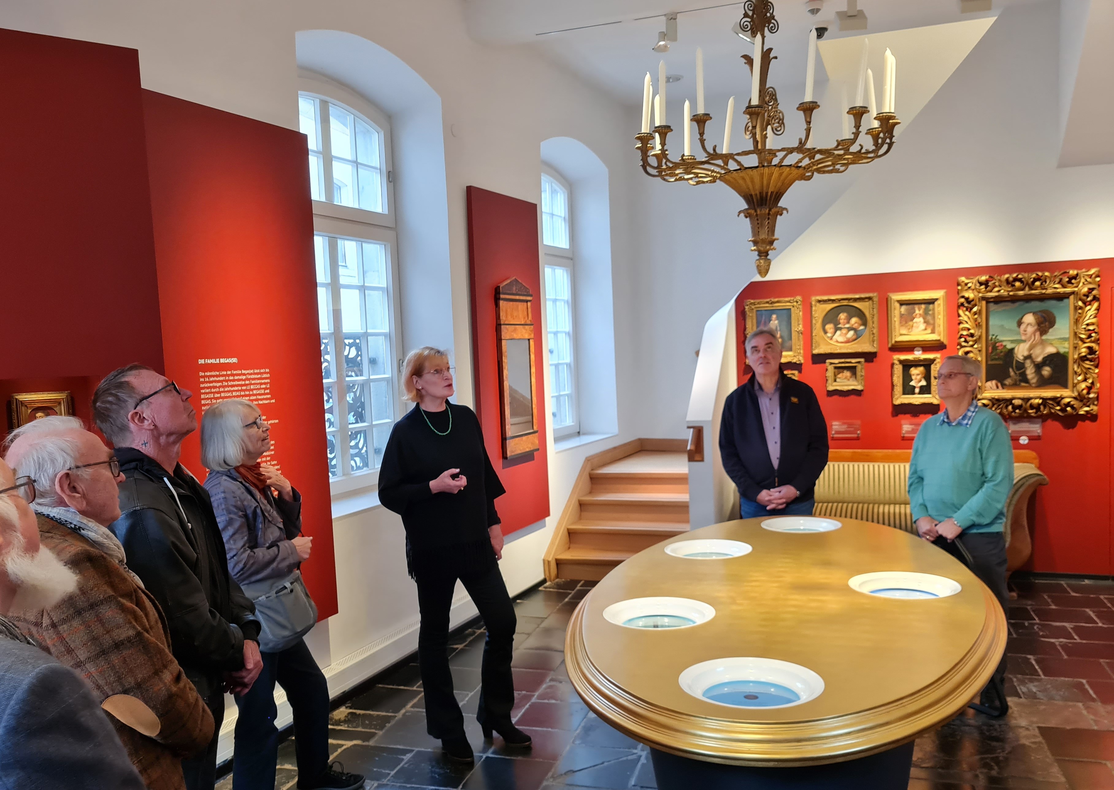 Museumsdirektorin Dr. Müllejans-Dickmann erläuterte den Teilnehmern die Schätze des Hauses.