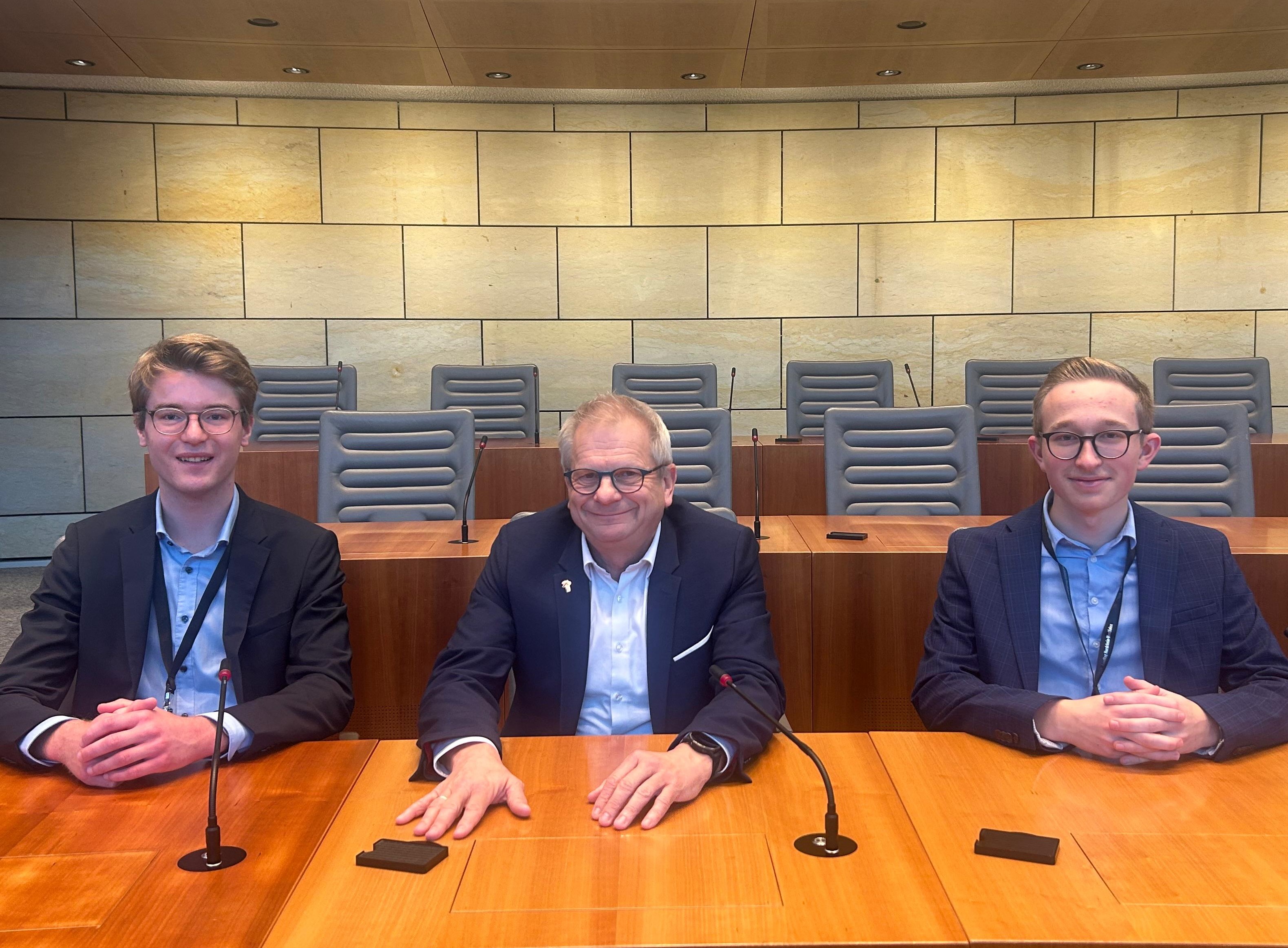 Lukas Fragemann (links), Thomas Schnelle MdL und Jonas Wolters (rechts), der fr Bernd Krckel MdL beim Jugendlandtag teilnahm. Foto: Bro Schnelle MdL