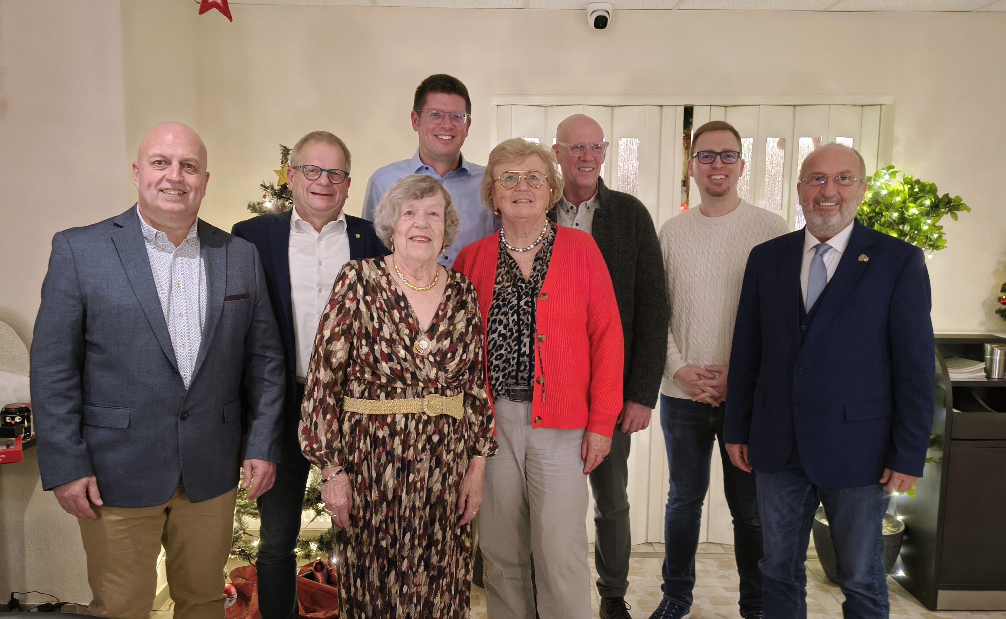 Hans J�rgen Drews (OV-Vorsitzender), Thomas Schnelle MdL, Mechthilde Schmitz, B�rgermeister Stephan Muckel, Elsbeth Schumacher, Markus Conen, Stadtverbandsvorsitzender Simon Geerkens, Michael Drews (v.l.n.r.)