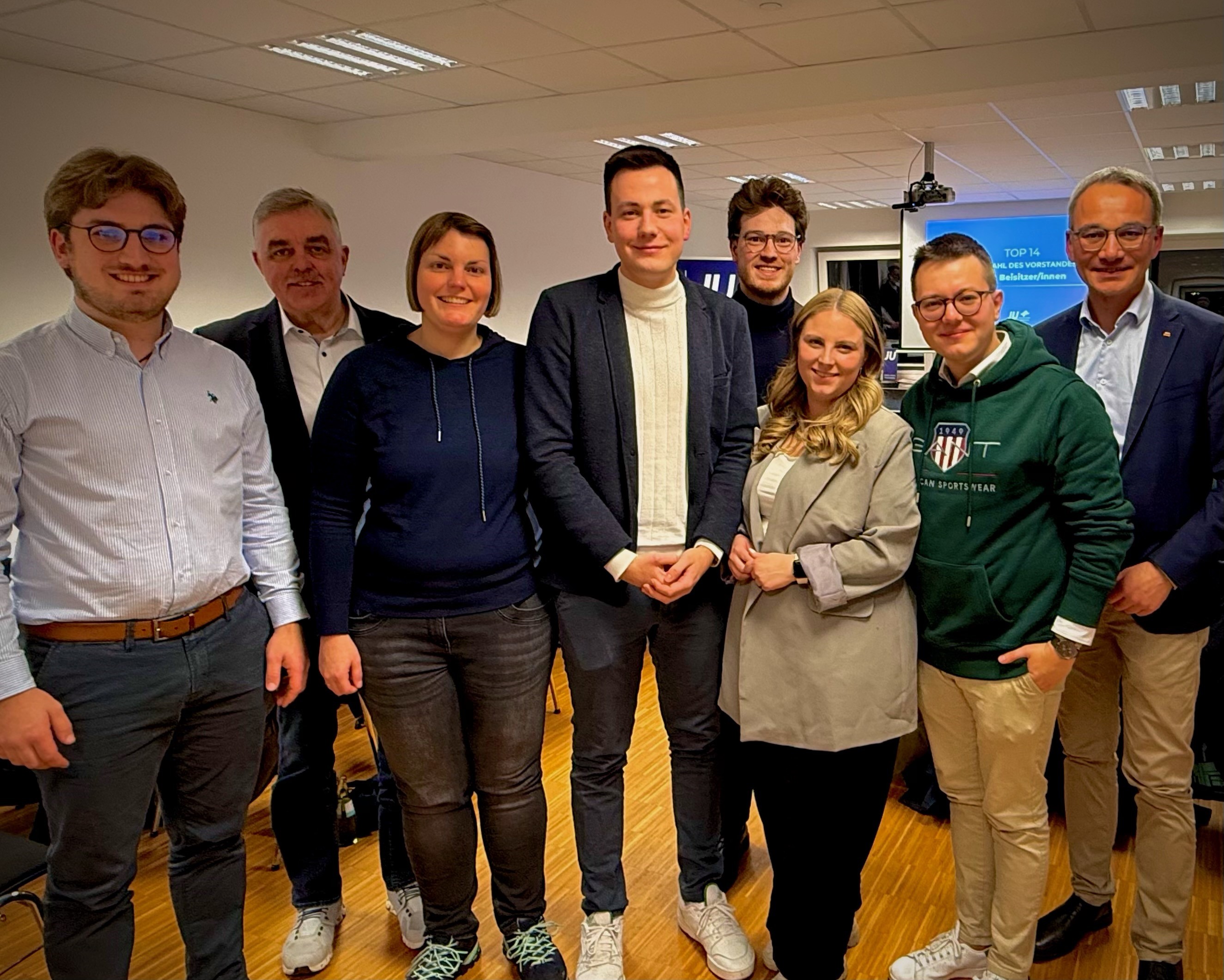 Der gesch�ftsf�hrende JU-Kreisvorstand: William Murphy, Bernd Kr�ckel MdL, CDU-Kreisvorsitzende Anna Stelten, Tim Heinrichs, Lars Windeln, Lena Dienhof, Stefan Turnsek, Wilfried Oellers MdB (v.l.n.r.). �Foto: JU KV Heinsberg