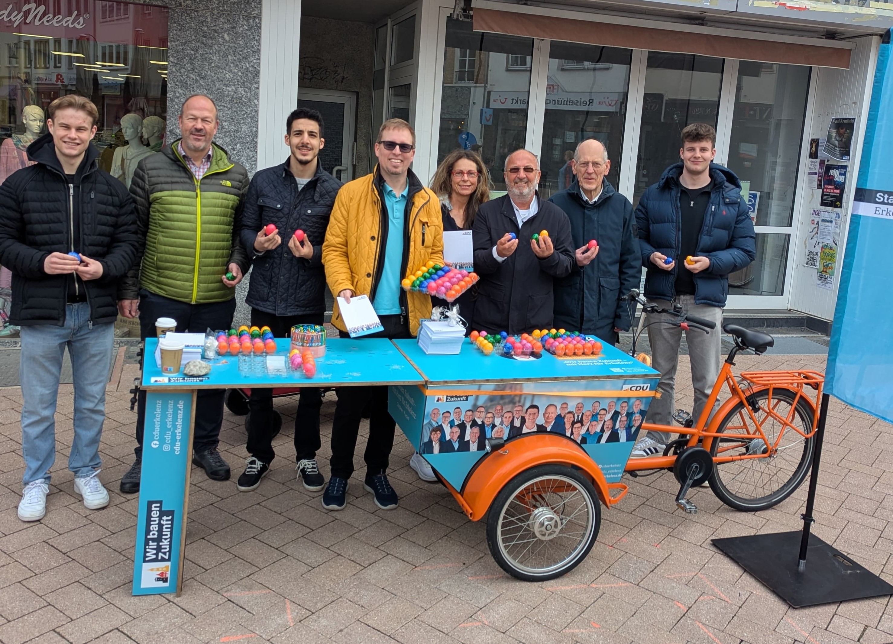 Mehrere hundert bunte Ostereier sowie Schoko-Hasen an die Kinder wurden von der CDU und JU Erkelenz bei ihrem traditionellen Osterstand verteilt � ein sch�ner Moment f�r Gro� und Klein. �Foto: CDU Erkelenz