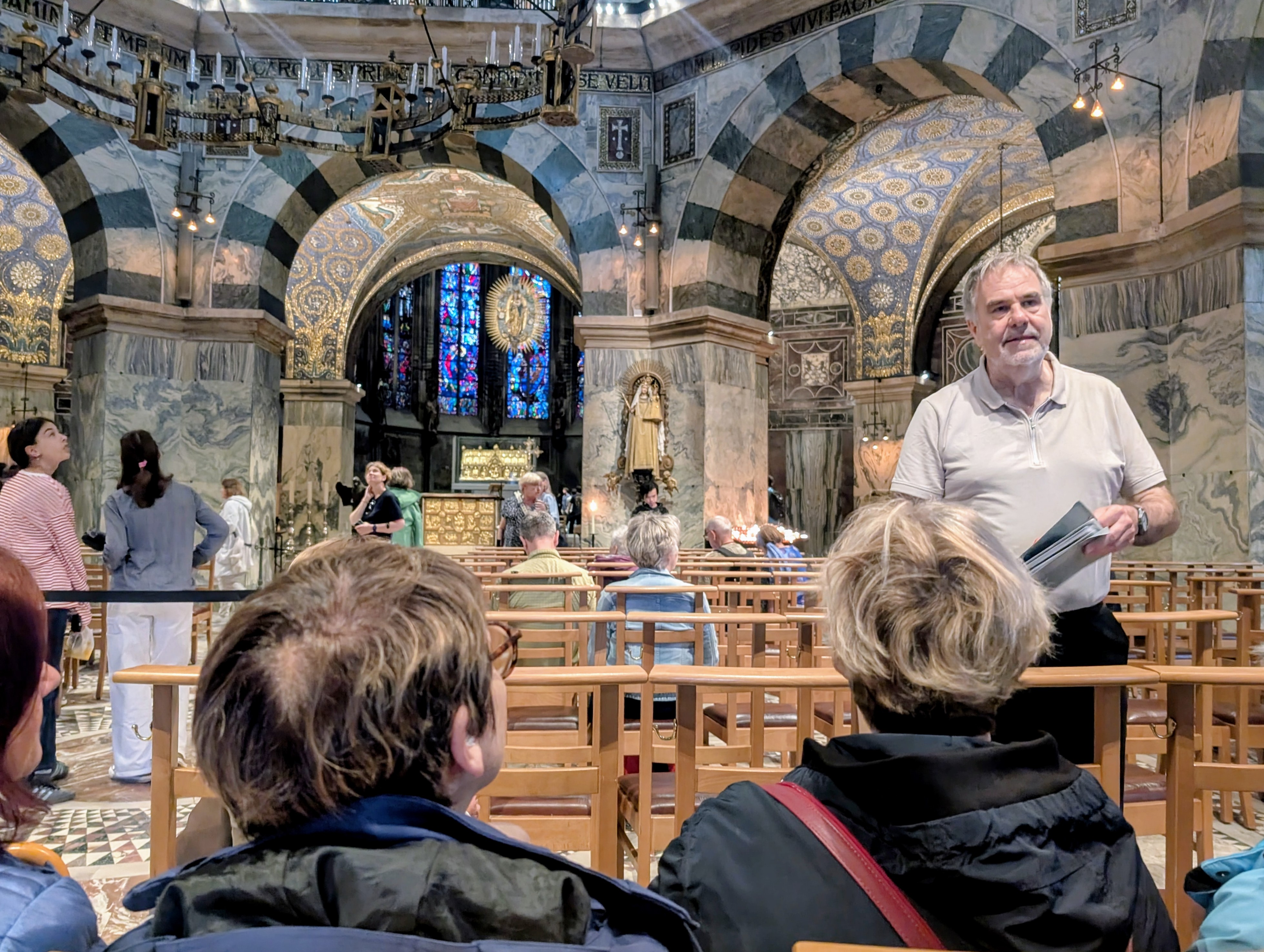 Domprobst Rolf-Peter Cremer f�hrte die Gruppe durch den Dom. �Foto: Rita Zurmahr-Tabellion 