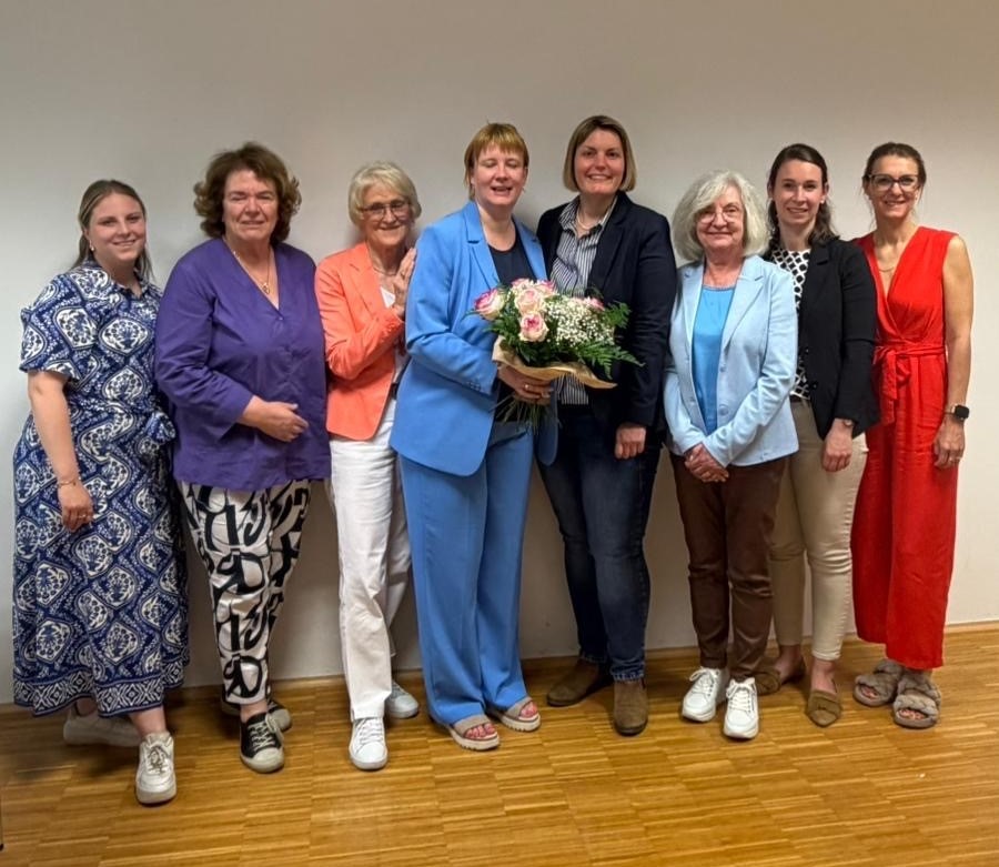 Der neu gew�hlte gesch�ftsf�hrende Vorstand (v.l.n.r.): Lena Dienhof, Rita Zurmahr-Tabellion, Barbara Conrads, Elena Dohmen, Anna Stelten, Karin Mainka, Katharina Jansen, Diana Otten. �Foto: FU KV Heinsberg