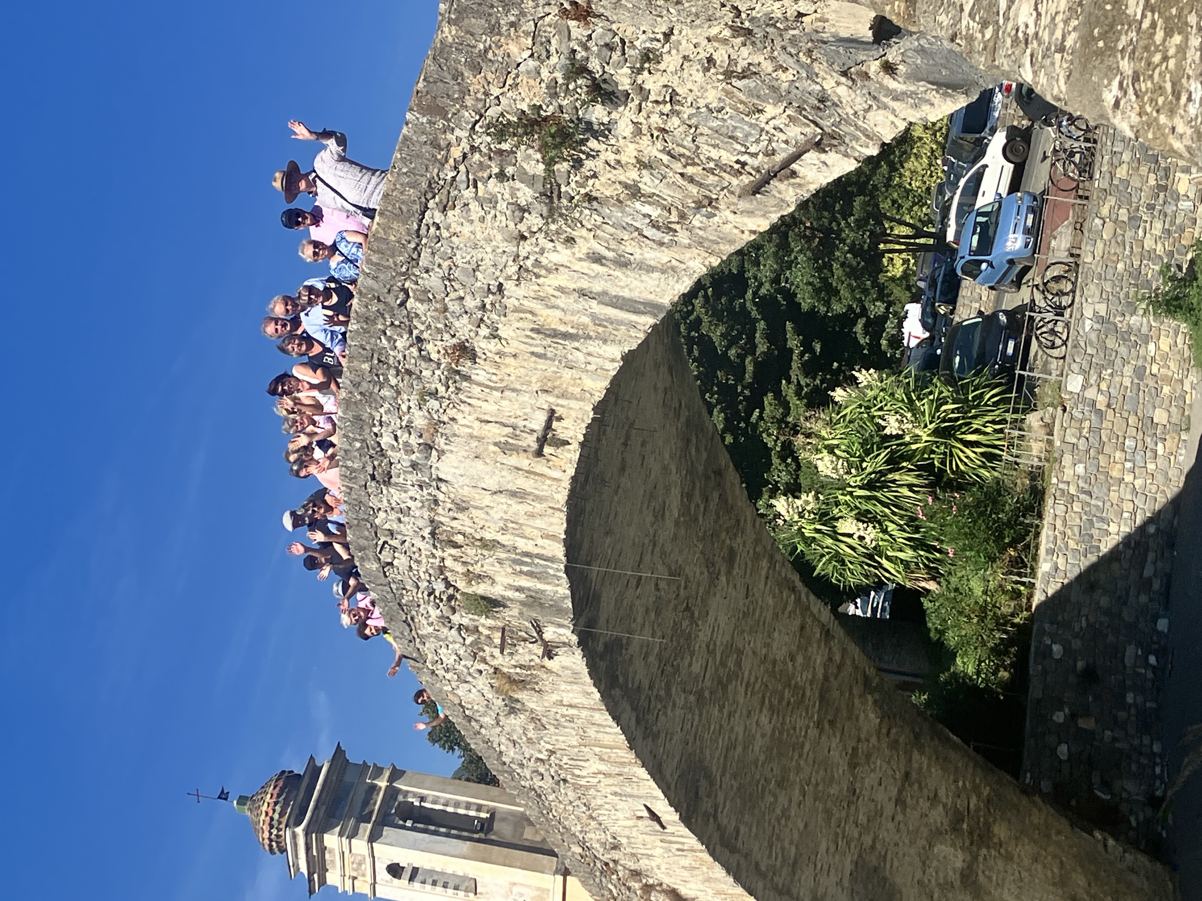 Die Reisegruppe auf der Brcke von Dolceacqua. @Foto: Rosemarie Gielen